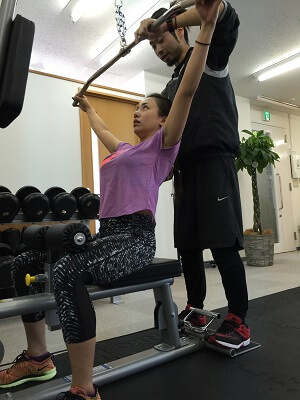 学芸大学でパーソナルトレーニングをする女性