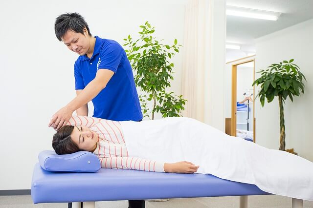 学芸大学でひざ痛治療のストレッチ